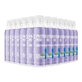 Няколко контейнера Protein Mini с вкус Blue Raspberry на бял фон