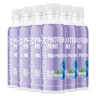 Няколко бутилки Protein Mini с вкус Blue Raspberry на бял фон